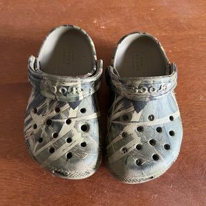 Toddler camo crocs